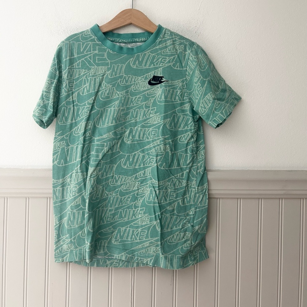 The Nike Tee Boys Medium Kids Teal Graphic Tee
